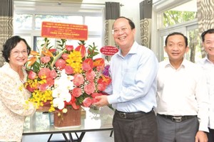 市领导探望模范医师