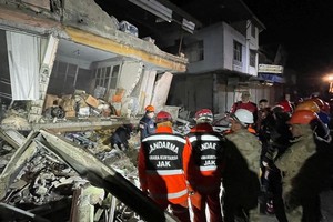 救援人员在哈塔伊安塔基亚地区一栋倒塌的建筑物上进行搜救行动。（图：互联网）