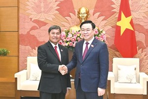 老挝国会副主席访问越南