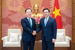 国会主席王廷惠（右）与三星电子公司总裁兼首席财务官朴学奎握手合照。（图：国会）