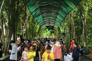 西贡动物园每到周末都人山人海。