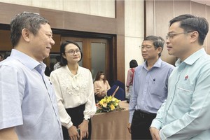 市人委会副主席杨英德与各代表交谈。