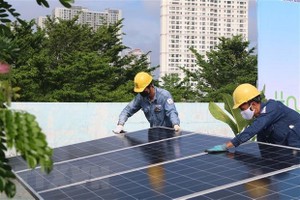 电力工人正安装太阳能板。