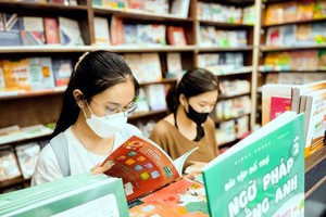 学生在本市第一郡新定Fahasha书局购买教科书和参考书籍。