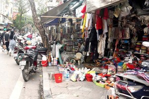 河内还剑郡杭甫街路线，大部分人行道被“分割作为经营点。（2月21日下午摄）。