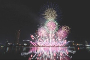 图为 2018年岘港国际烟花盛会曾吸引许多国际游客参加。