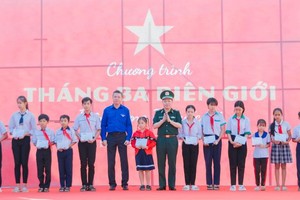 边防部队政治部主任陈文本少将与团中央代表向贫困好学学生赠送礼物。（图：登柒）