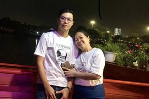 罗金富与母亲合照。