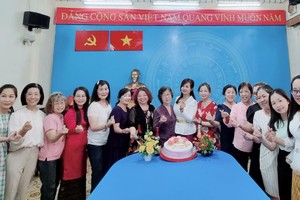 市各民族文学艺术协会民族模范妇女聚会