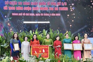 市妇联会获得越南妇联会中央颁发竞赛锦旗与奖状。