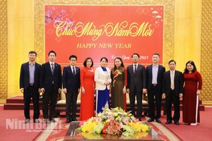 日本工作团与宁平省领导合影留念。（图：宁平报）