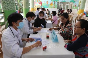 各单位和医院在“三月爱心”计划为劳动者诊病和赠医施药。（图：越通社）