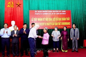 美国退伍军人向烈士家属交还日记