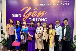 华人女画家参加庆妇女节美术展