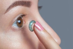 隐形眼镜易致角膜缺氧