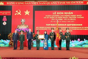 越-俄热带中心迎接一等劳动勋章颁授仪式。（图：俊辉）