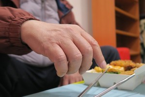 吃饭老是掉筷子 就医才知问题大！