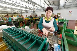 在阿尔巴尼亚一家工厂工作的女工。（图：劳工组织）