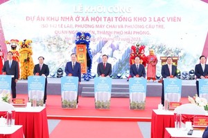 政府副总理陈留光（中）出席社会住房项目动工仪式。（图：海阳）