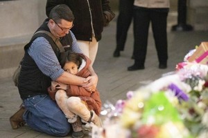 当地时间1月27日，民众在美国加利福尼亚州半月湾市举行的守夜活动中悼念枪击事件遇难者。（图：互联网）