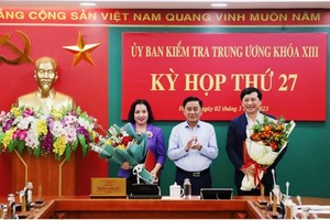 中央检查委员会主任陈锦秀（中）祝贺两名新任中央检查委员会副主任。（图：政府电子报）