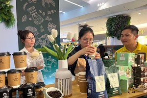 一家公司在“推崇越南咖啡”计划展示咖啡产品。