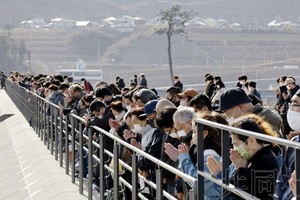 东日本大地震发生12周年，民众在地震发生时刻默哀。3月11日下午2点46分摄于岩手县陆前高田市的高田松原海啸重建祈念公园。（图：共同社）