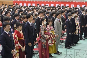 3月1日上午，宫城县仙台市的仙台第一高中举行毕业典礼，一些学生未戴口罩。（图：共同社）