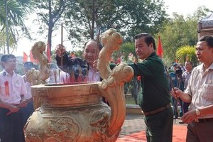 岘市市领导上香缅怀64位英雄烈士。