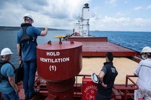 第一艘在黑海谷物倡议签署后运送粮食商业船只。（图：联合国）