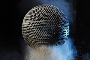 篮球全身布满六角形洞孔。