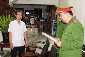 警方向杨忠勇宣读住所执行搜查令。（图：警方提供）