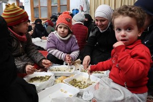 粮食署正在为阿勒颇受最近叙利亚地震影响的家庭提供食物。（图：联合国）