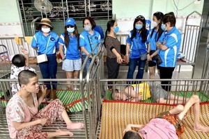 “联友”代表团探访善缘孤儿院。