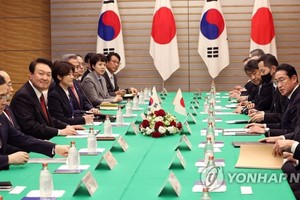 在日本东京的首相官邸，尹锡悦（左排左三）与岸田文雄（右排右四）举行首脑会谈。（图：韩联社）