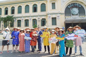 中国游客团离开本市之前拍照留念。