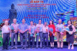 土龙木天后宫向各圣灯得主赠送礼物。