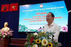 市委副书记阮胡海在会议上致词。