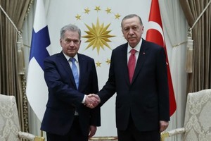 芬兰总统尼尼斯托（左）17日访问土耳其，获埃尔多安承诺，尽快批准该国加入北约。（图：EPA）