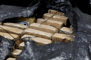 世界各地执法部门截获的可卡因大幅增加。2022年4月21日的照片显示，厄瓜多尔内政部准备焚毁9吨多的可卡因。（图：路透社）