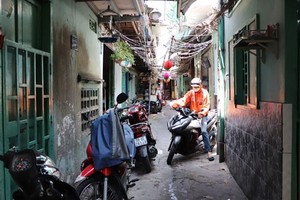 多年来，第一郡马谅区居民居住在狭窄空间内。