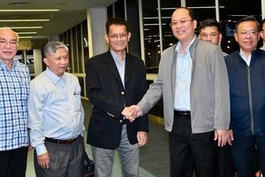 越南驻阿根廷大使杨国青迎接市委副书记阮胡海及工作团。（图：越勇）