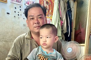 李立全丰抱着幼子李振顺。