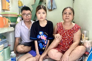 秋姮（中）与丈夫（左）和母亲。