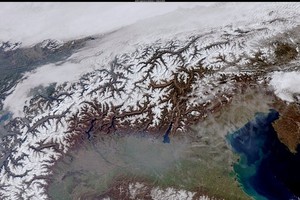 阿尔卑斯山脉雪水当量“远低于历史同期平均水平”，将导致今年春季和初夏汇入周边地区河流的融雪大幅减少。（图：European Union）