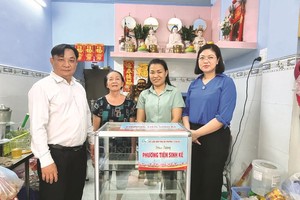 向贫困华人妇女赠送谋生工具