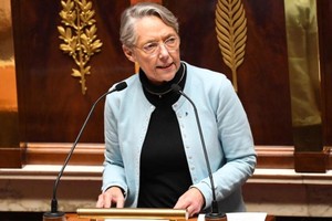 法国总理博尔内在国民议会上发言。（图：AFP）