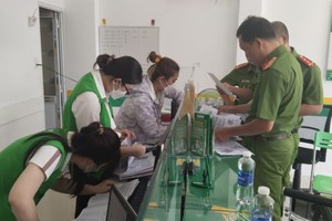 职能力量对F88薄寮分公司的一交易所进行搜查犯罪证据。（图：警方提供）