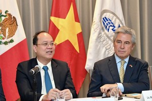 市委副书记阮胡海（左）与哈利斯科州领导举行会谈。（图：越勇）