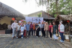 文艺工作者在李克柔画家的奇龙美术馆留影。